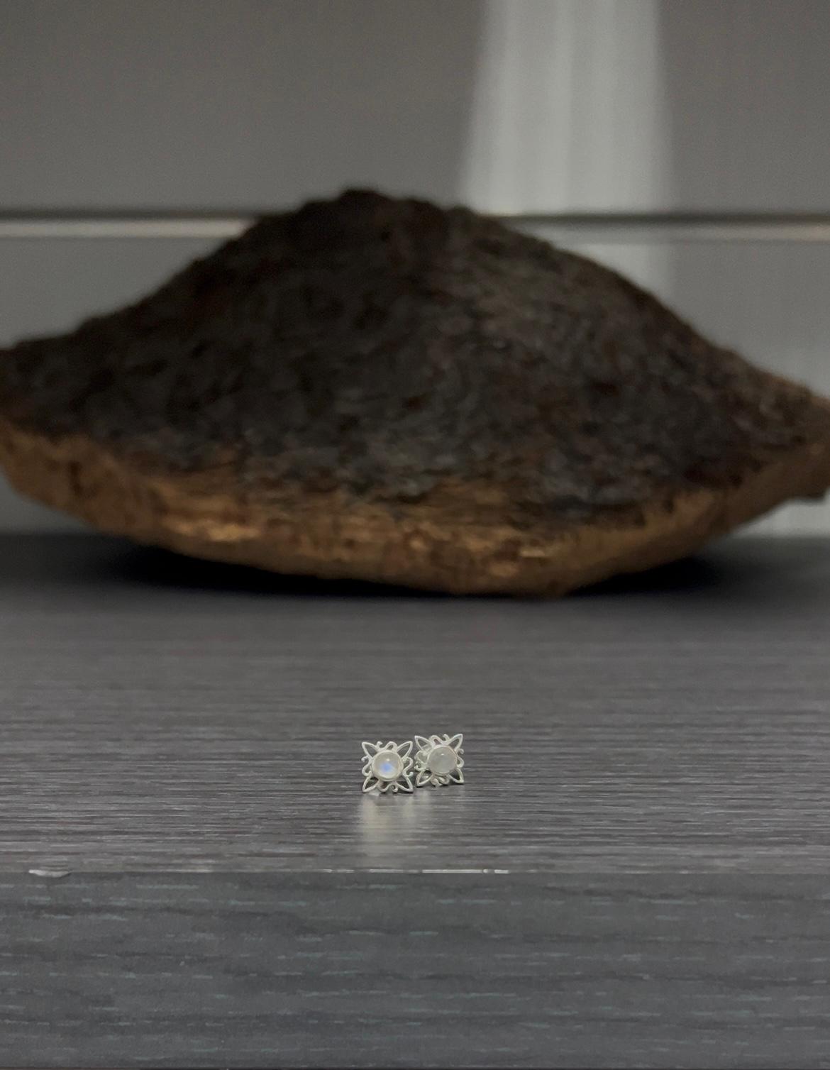 Pendientes nudo de bruja con piedra luna.