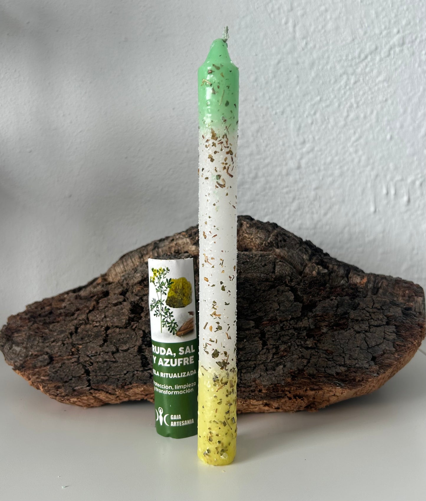 Vela ritualizada ruda, sal y azufre.