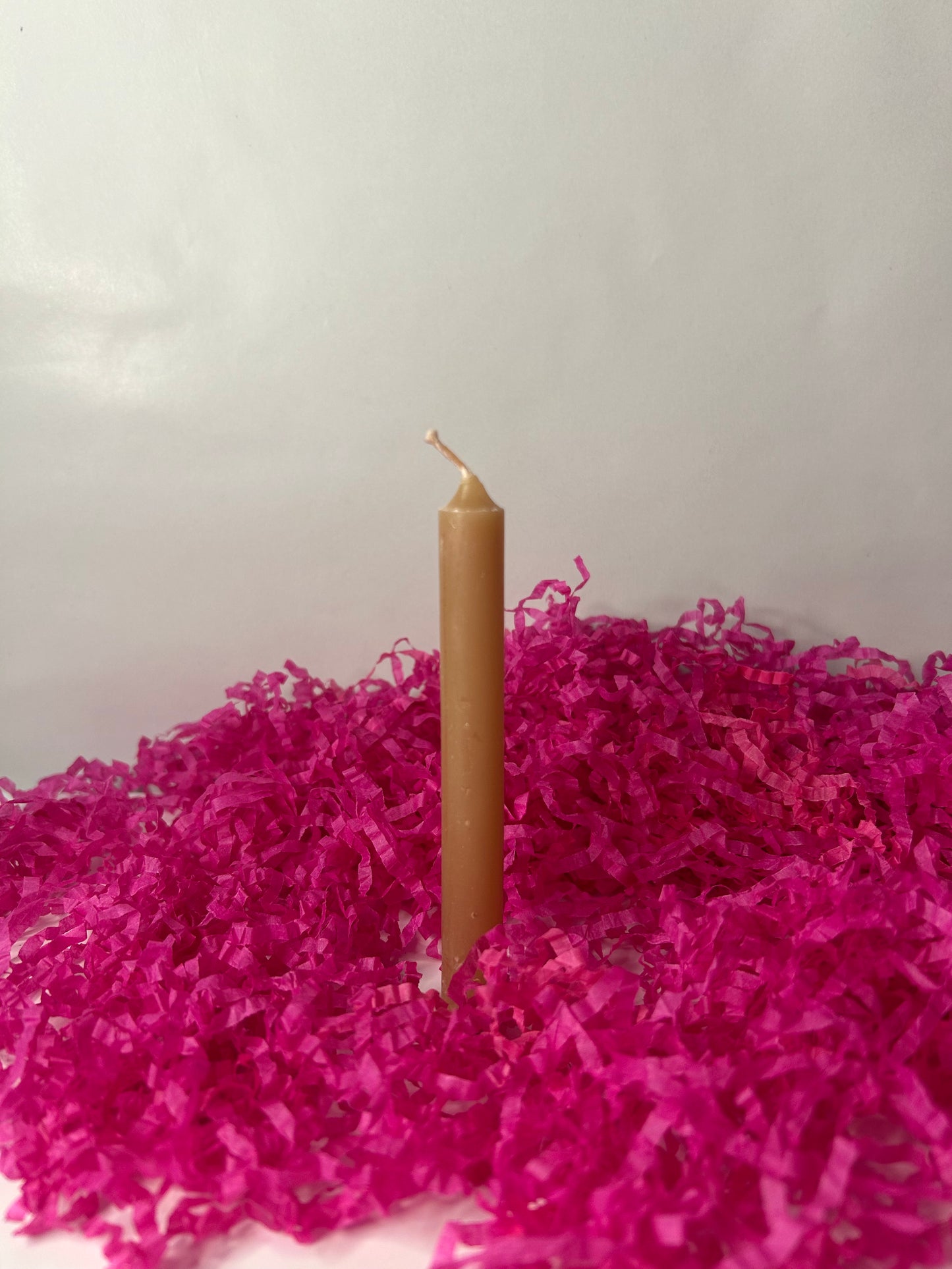 Vela pequeña marrón.