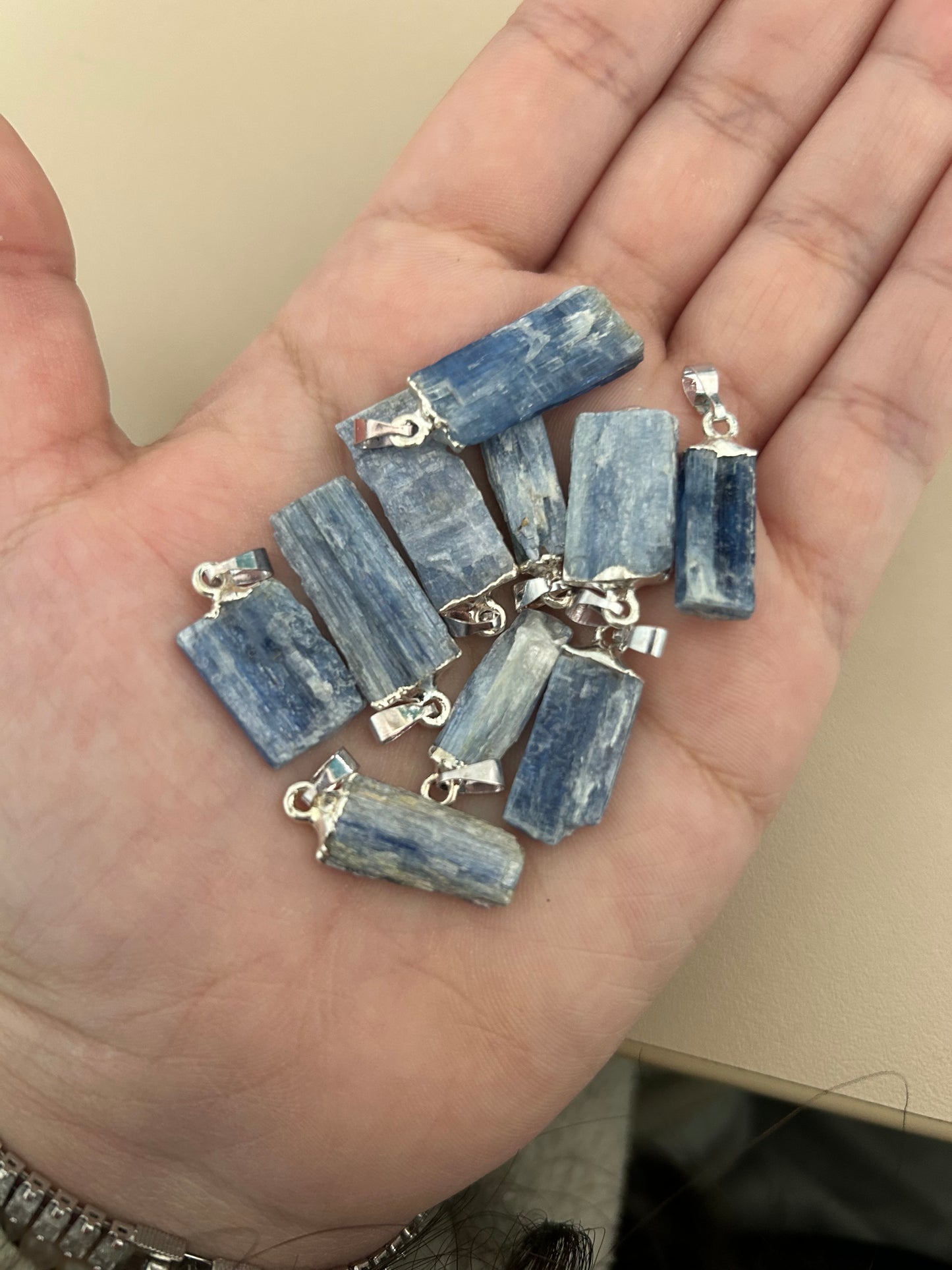 Colgante de cianita azul.