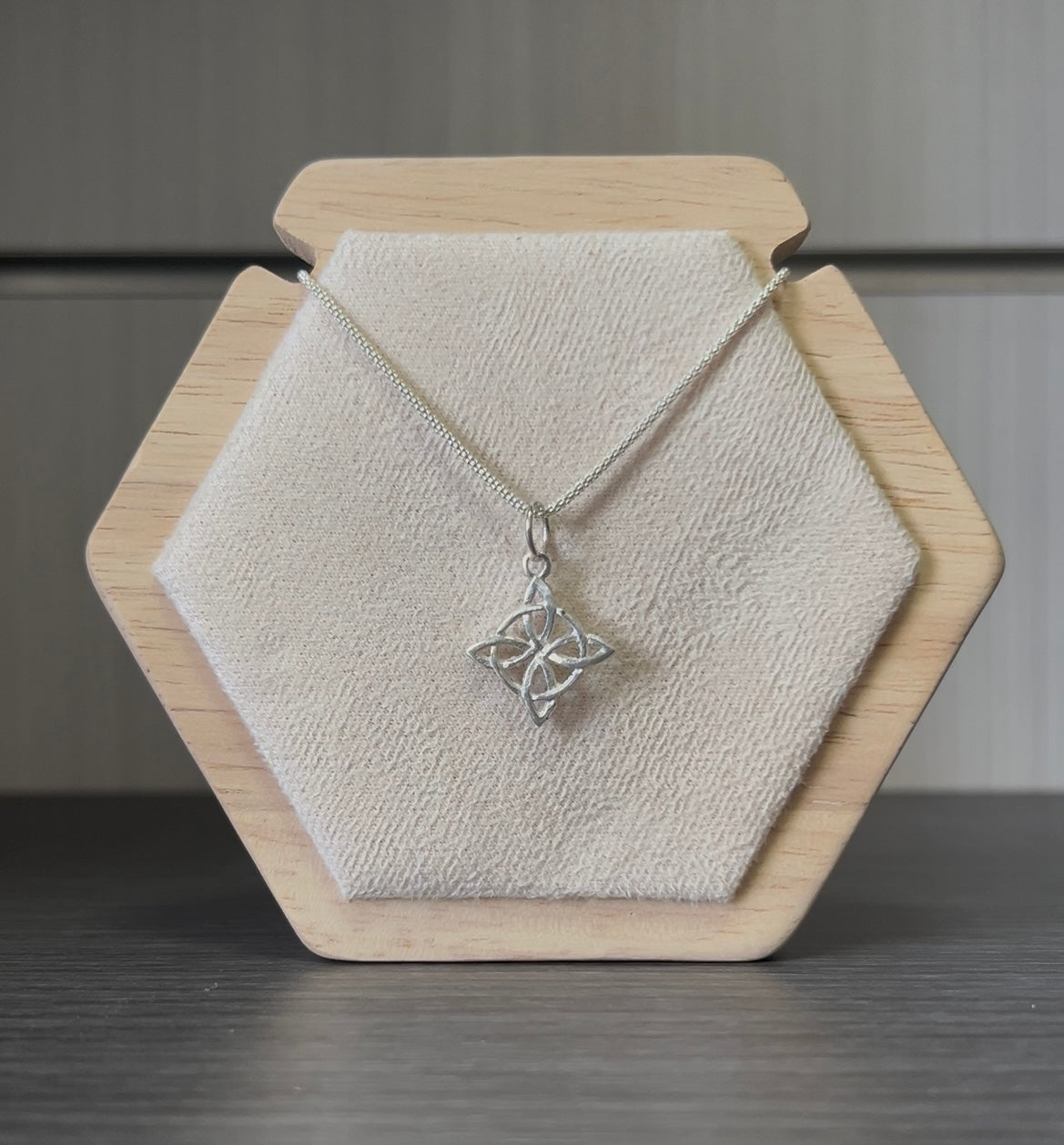 Colgante de nudo de bruja en plata