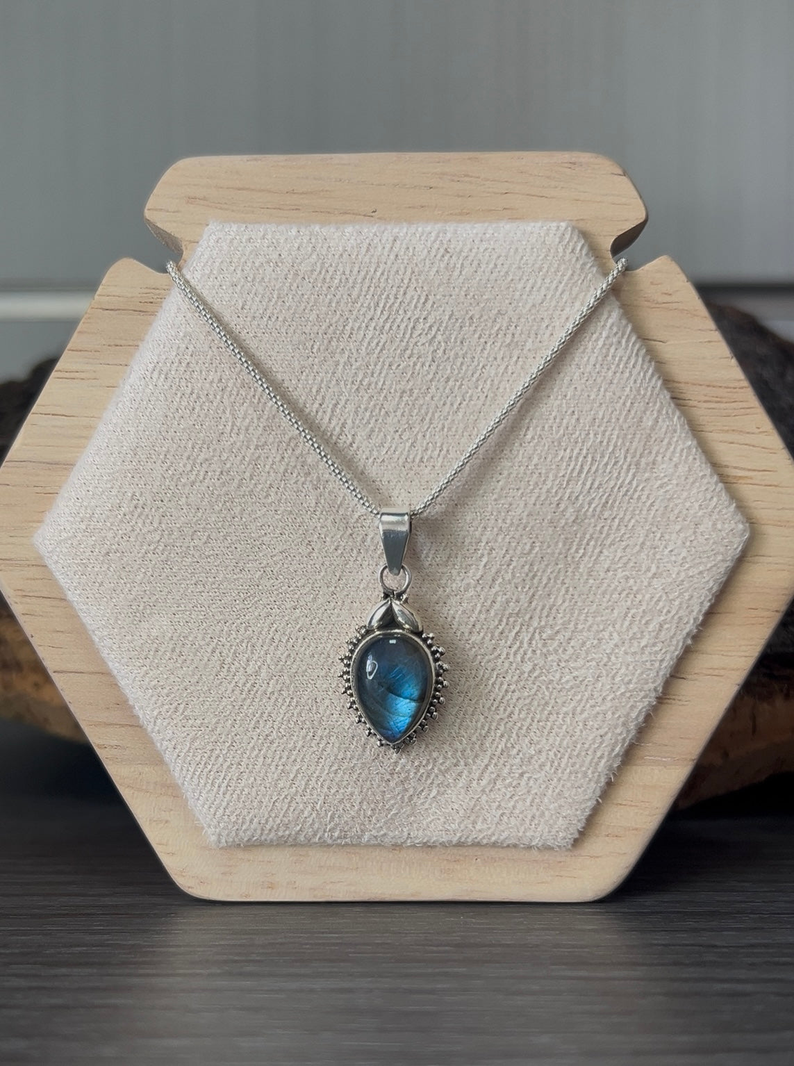 Colgante de labradorita engarzado en plata de ley.