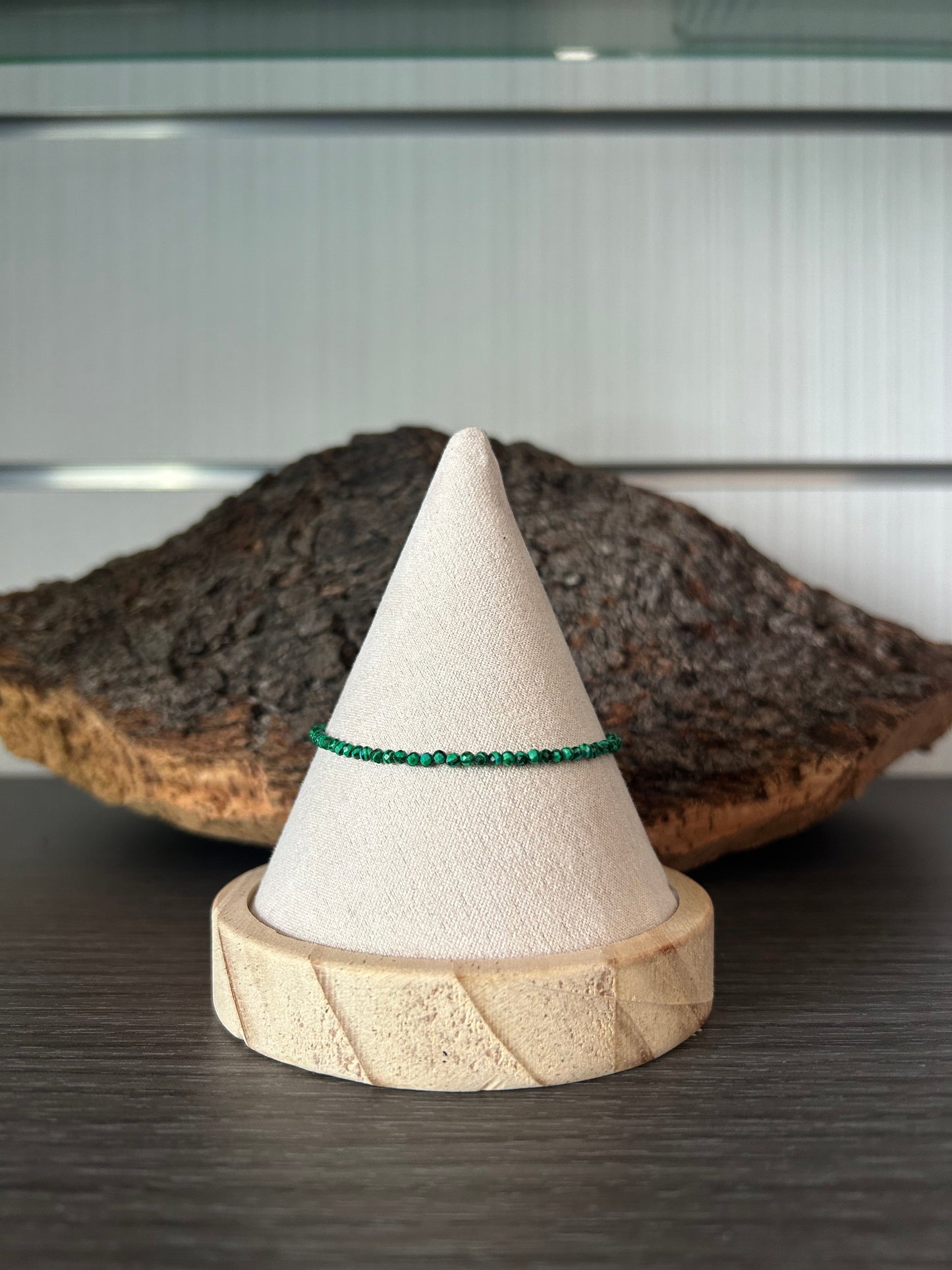 Pulsera de malaquita facetada.