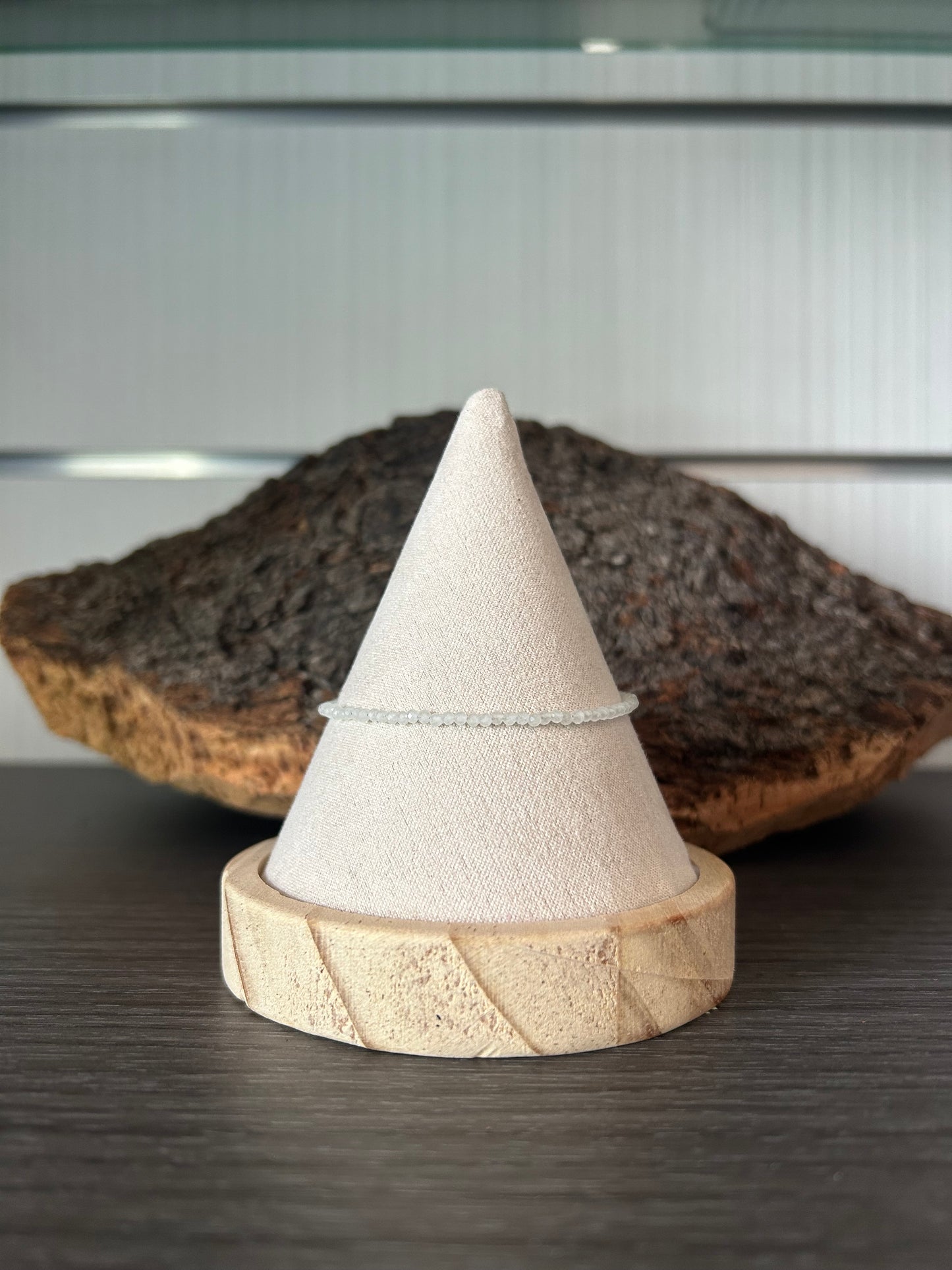 Pulsera de piedra luna facetada.