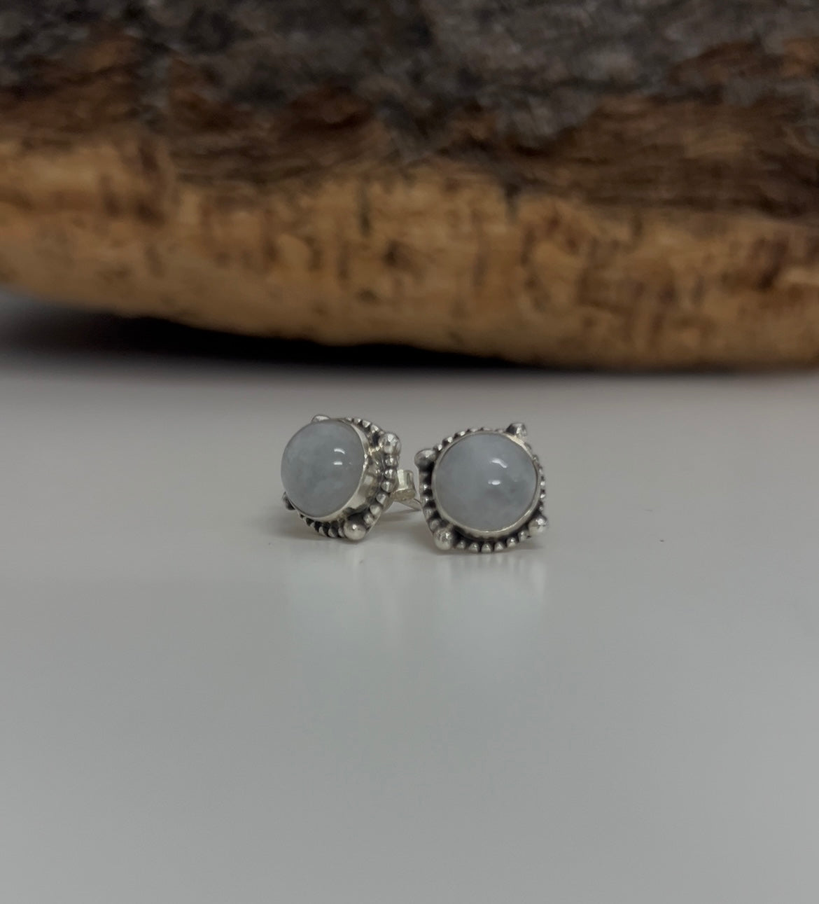 Pendientes con piedra luna y plata de ley.