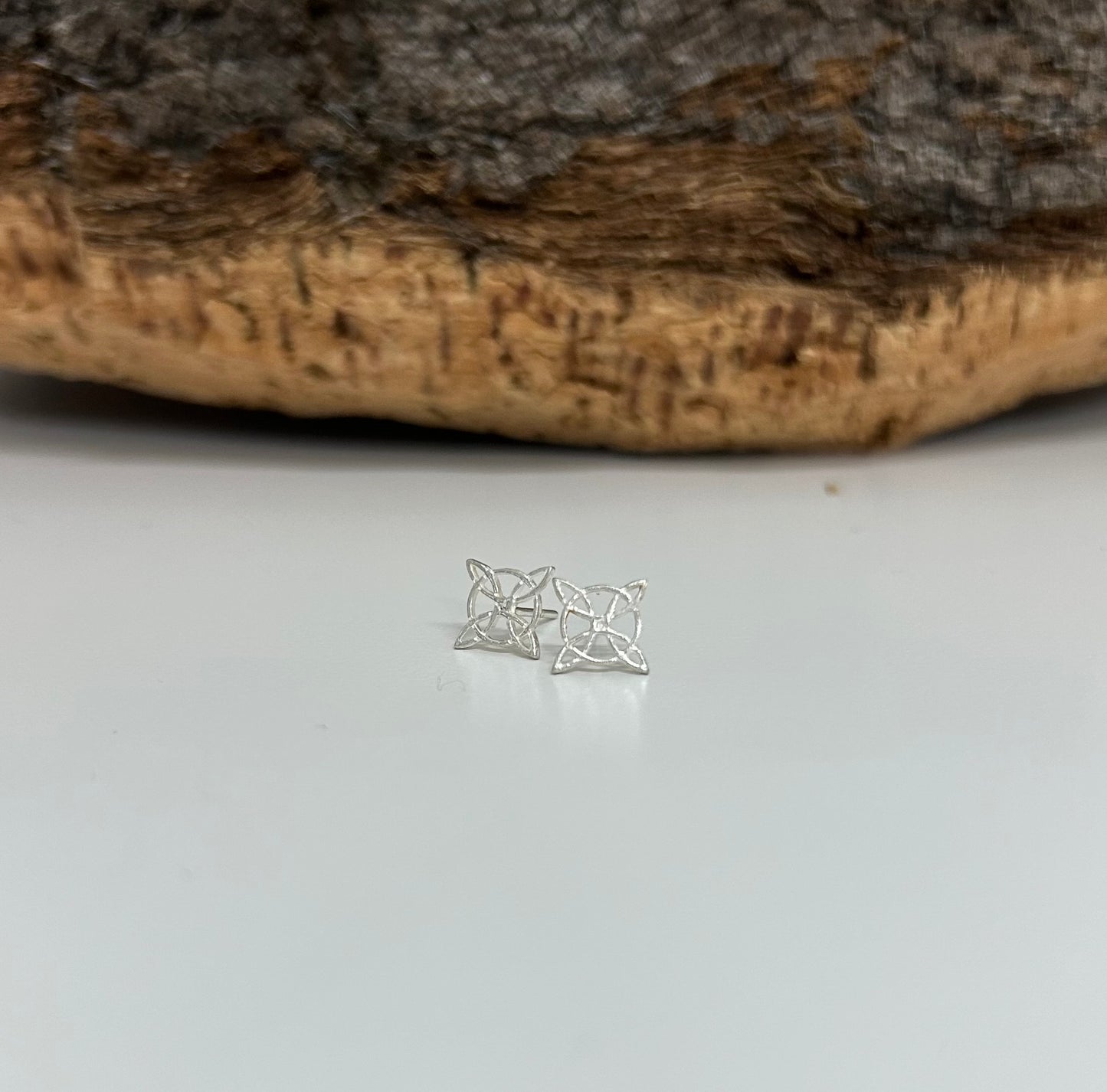 Pendiente nudo de bruja en plata de ley.