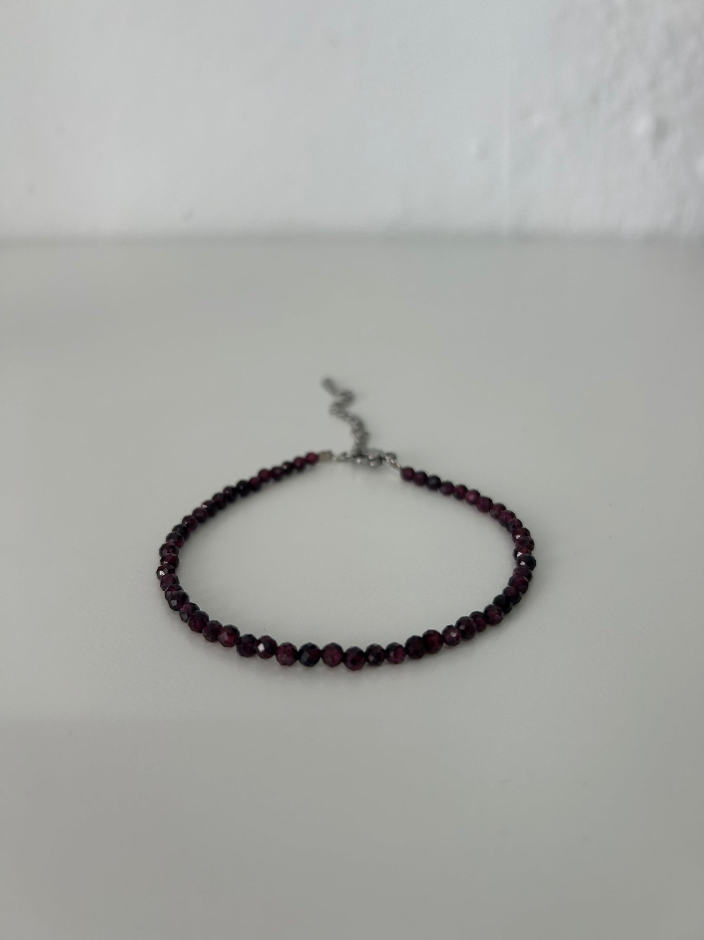 Pulsera de granate facetado con cierre de acero