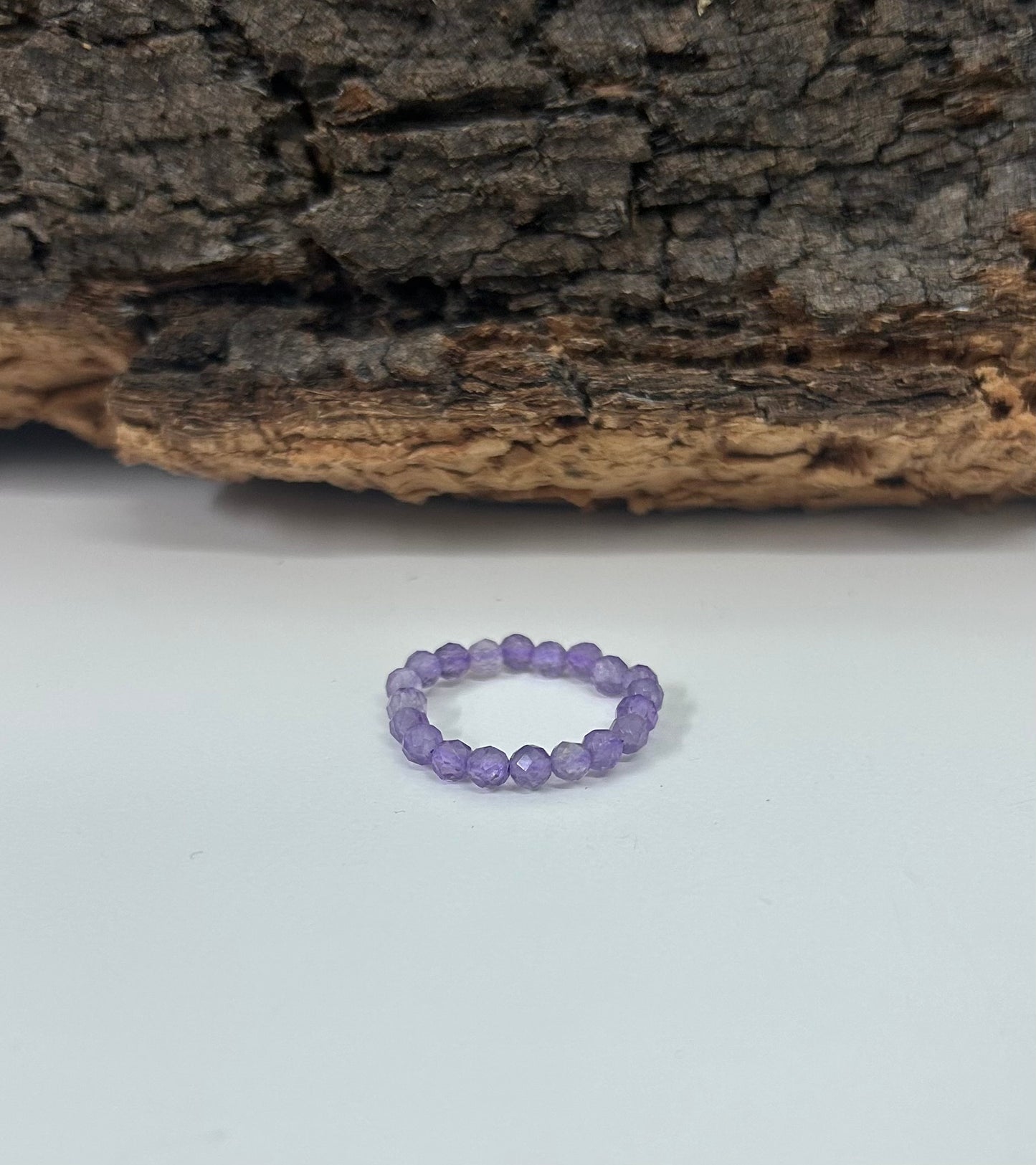 Anillo elástico de amatista facetada