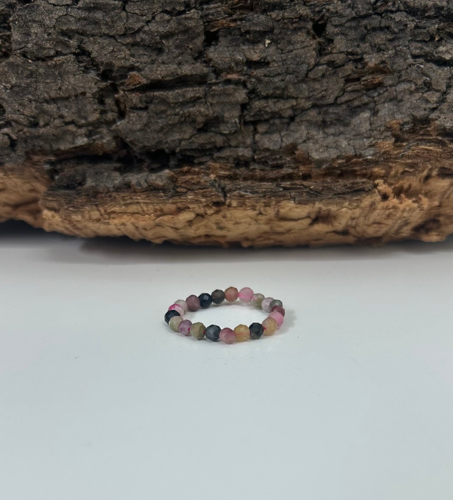 Anillo elástico de turmalina sandia facetada