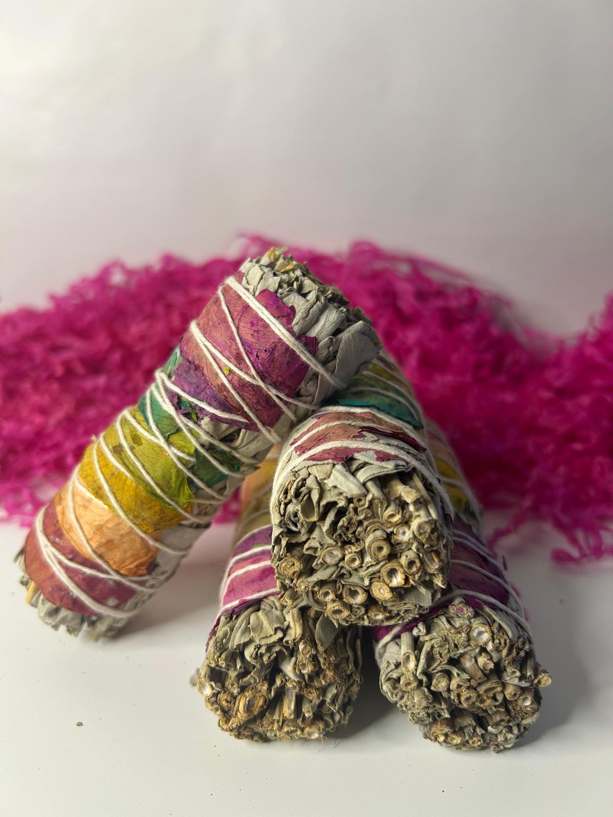 Atado de salvia blanca y pétalos de rosa.