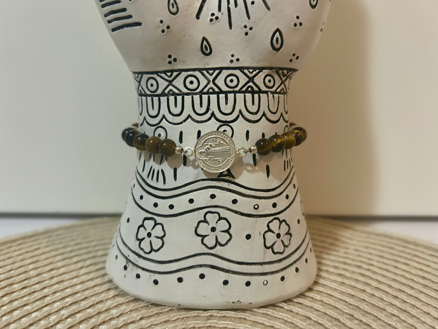 Pulsera de plata San Benito y ojo de tigre.(Consagrado y activado)