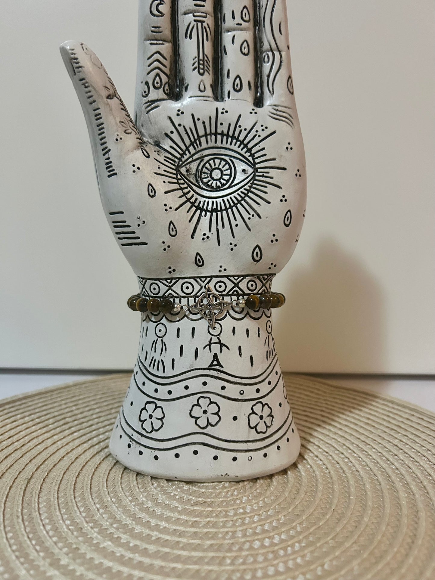 Pulsera de nudo de bruja en plata con ojo de tigre.(Ritualizado y activado)