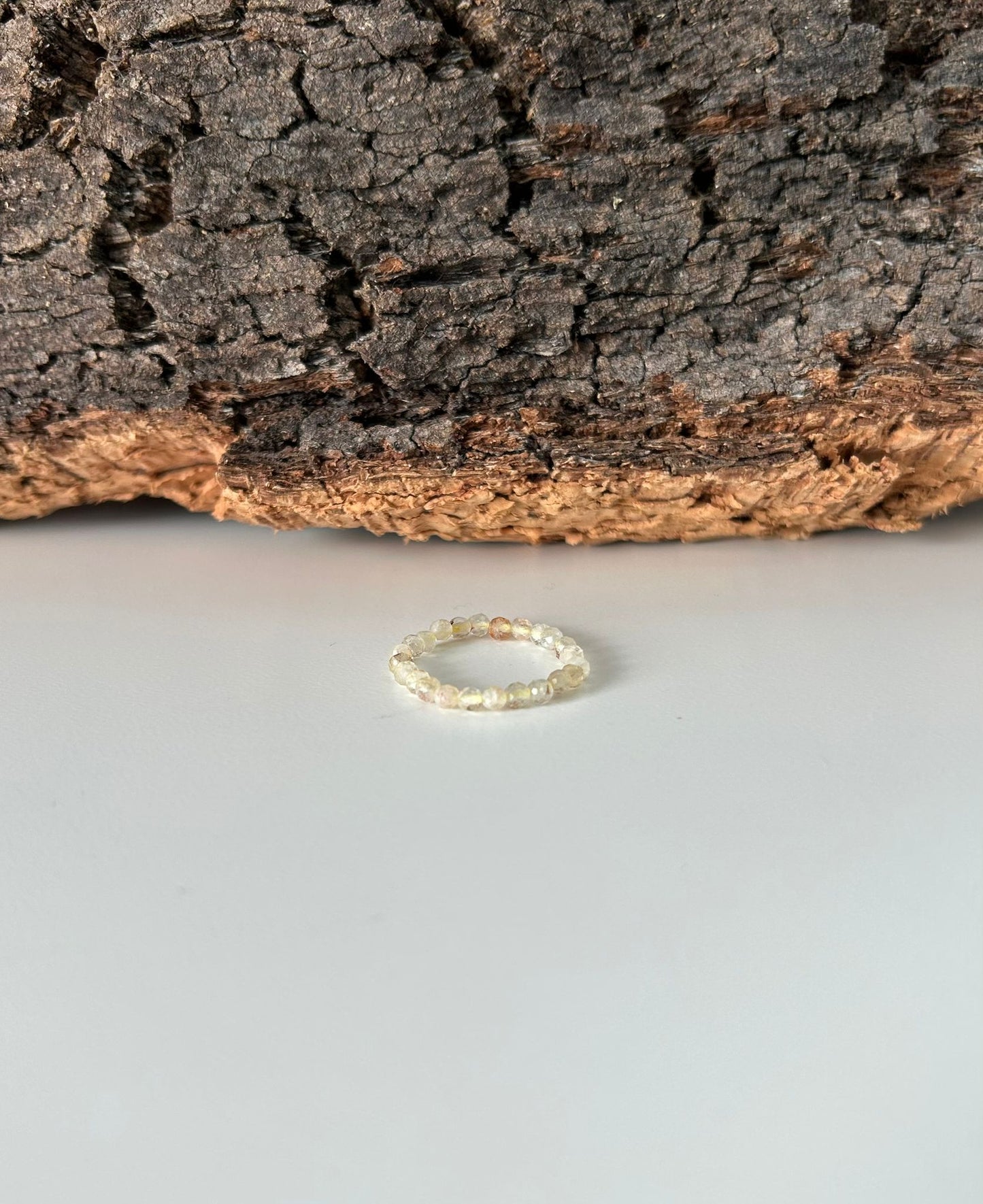 Anillo elástico de citrino facetado