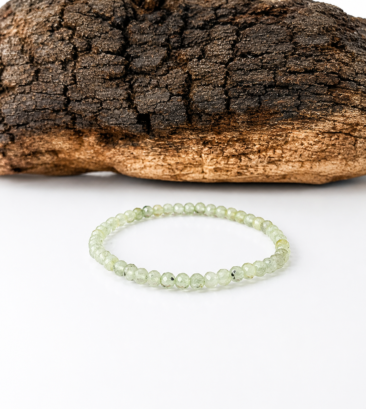 Pulsera elástica de prehenita facetada