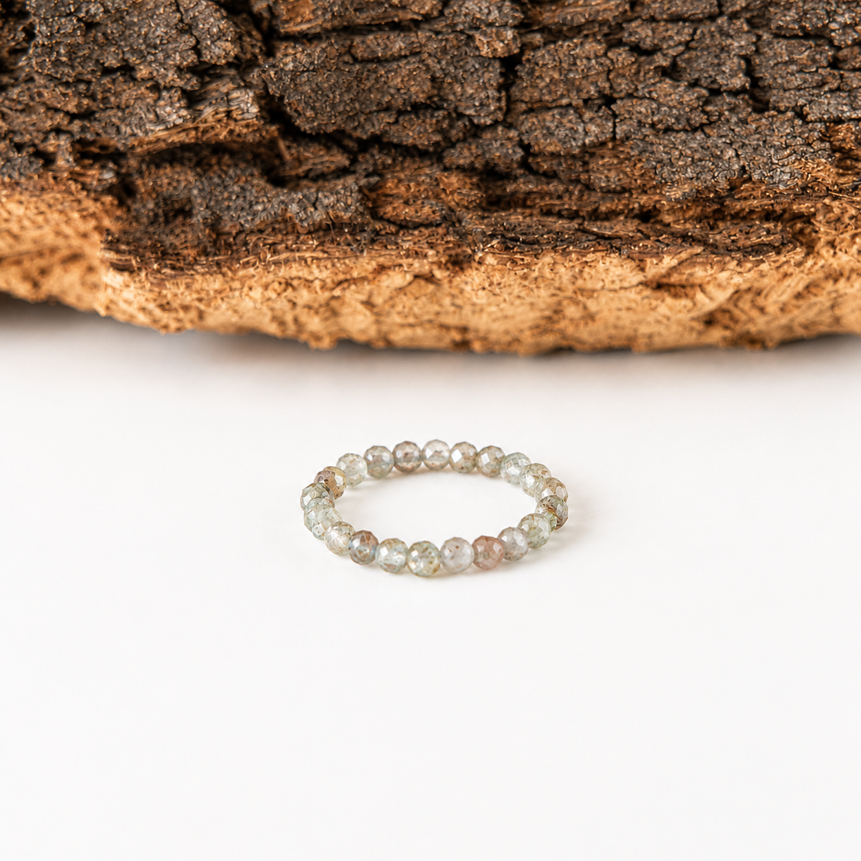 Anillo elástico de apatito facetado