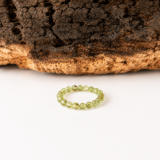 Anillo elástico de peridoto facetado