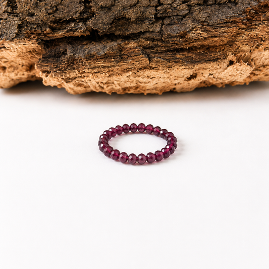 Anillo elástico de granate facetado