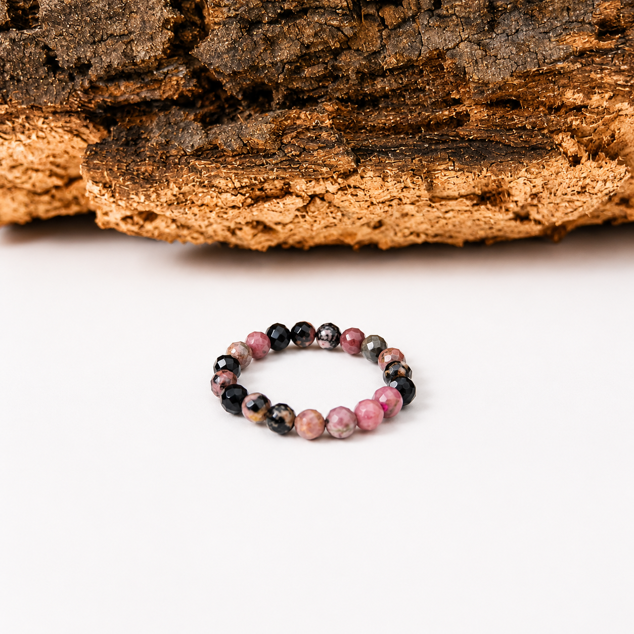 Anillo elástico de rodonita facetado