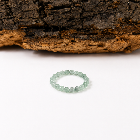 Anillo elástico de cuarzo verde facetado