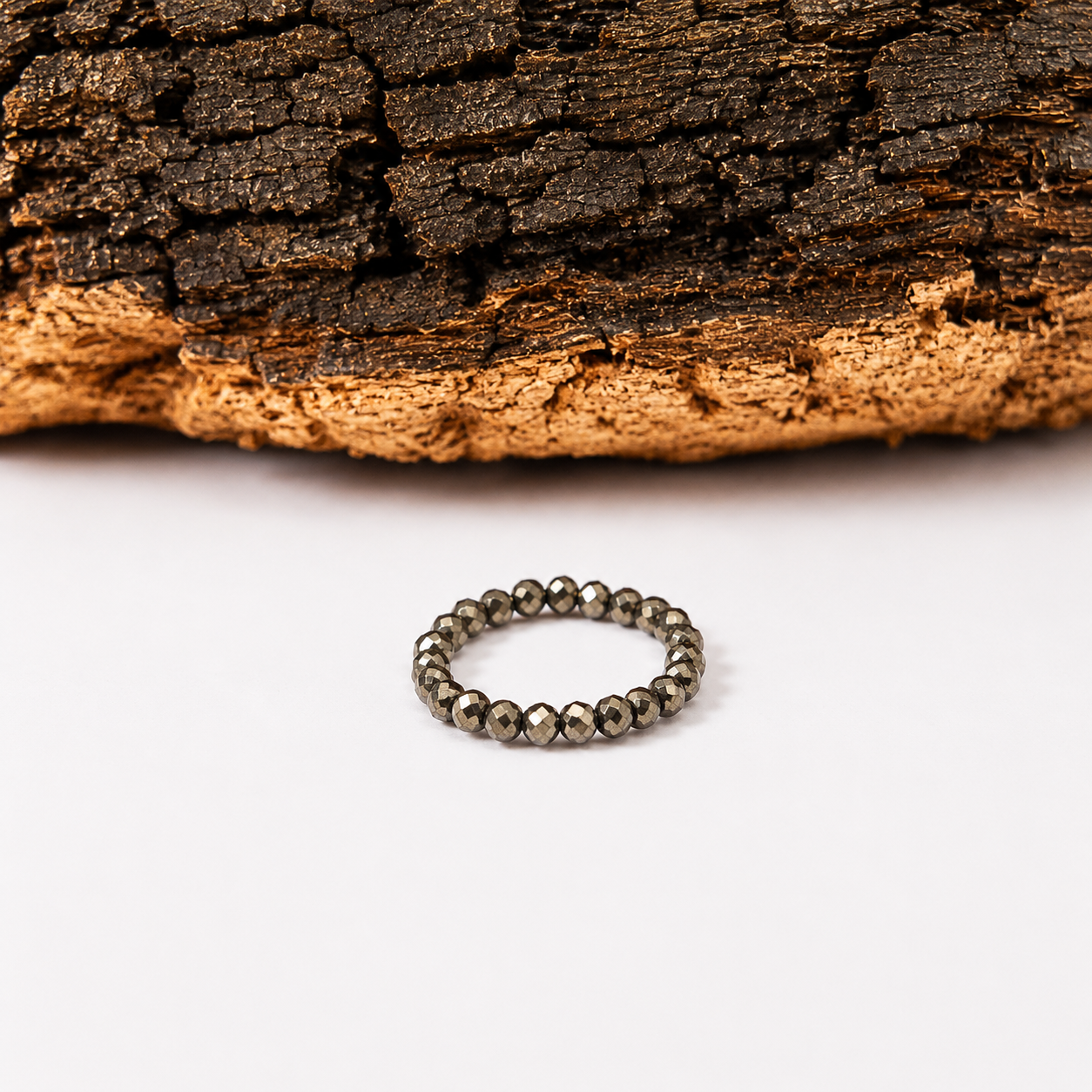 Anillo elástico de pirita facetada