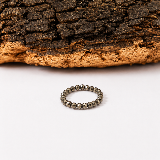 Anillo elástico de pirita facetada