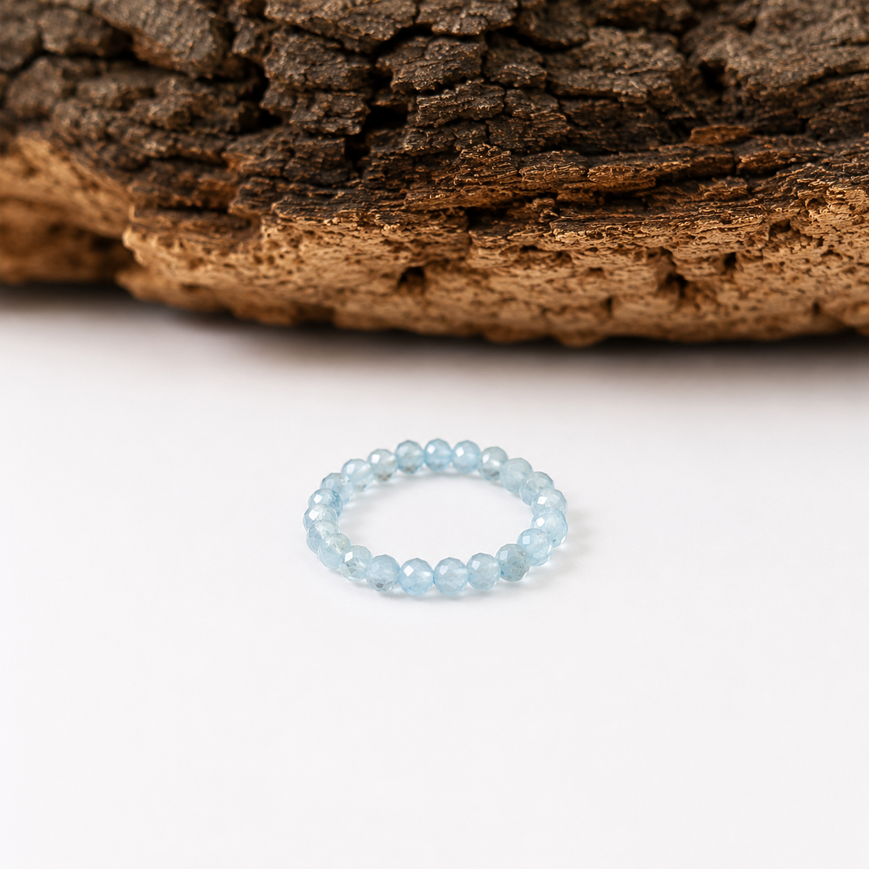 Anillo elástico de topacio azul facetado