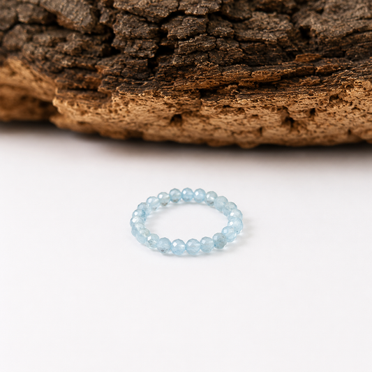Anillo elástico de topacio azul facetado