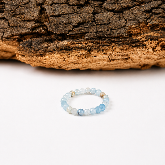 Anillo elástico de amazonita facetada