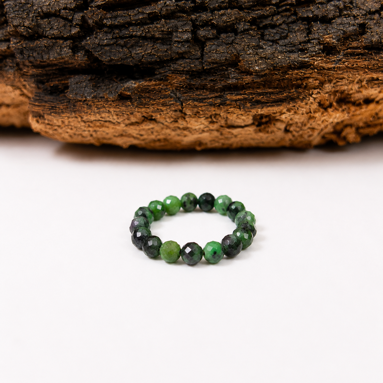 Anillo elástico de zoisita rubí facetado