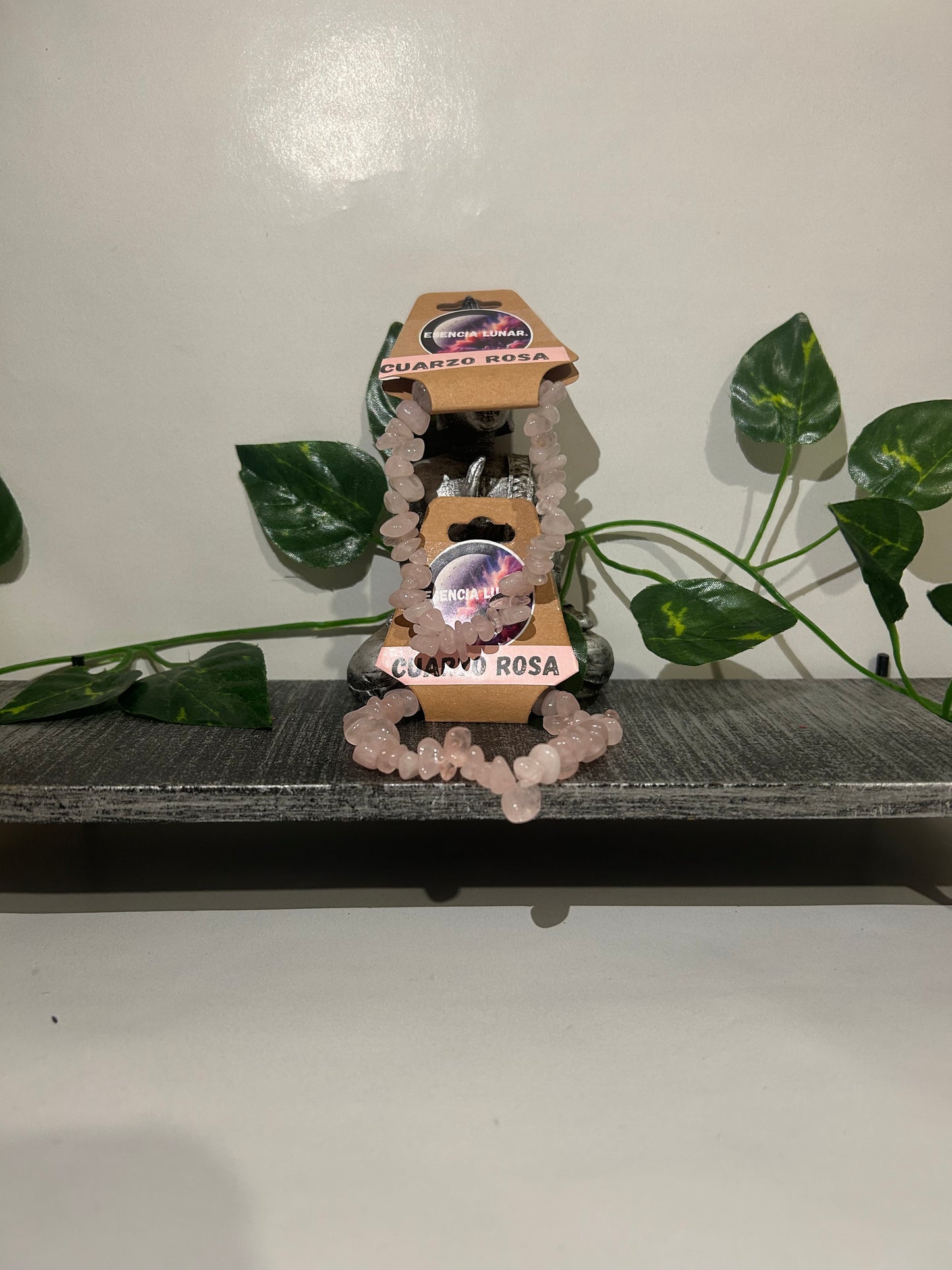 Pulsera de chips de cuarzo rosa.