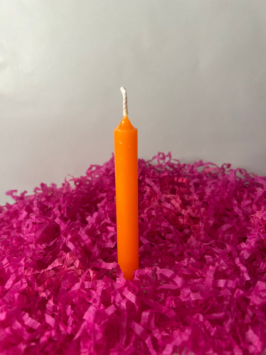 Vela pequeña naranja.