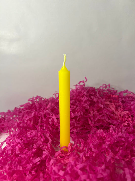 Vela pequeña amarilla.