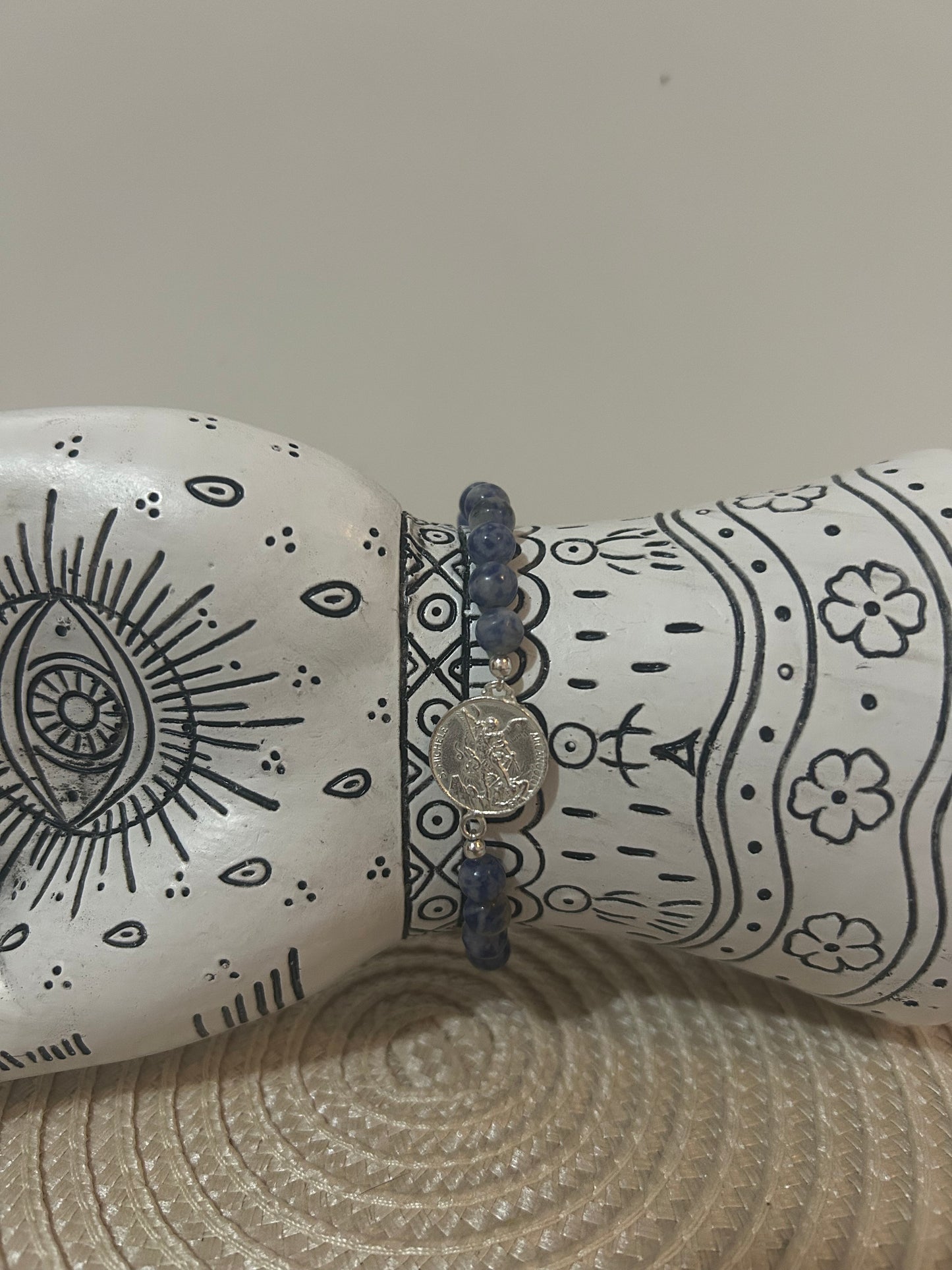 Pulsera de plata San Miguel Arcángel y sodalita.