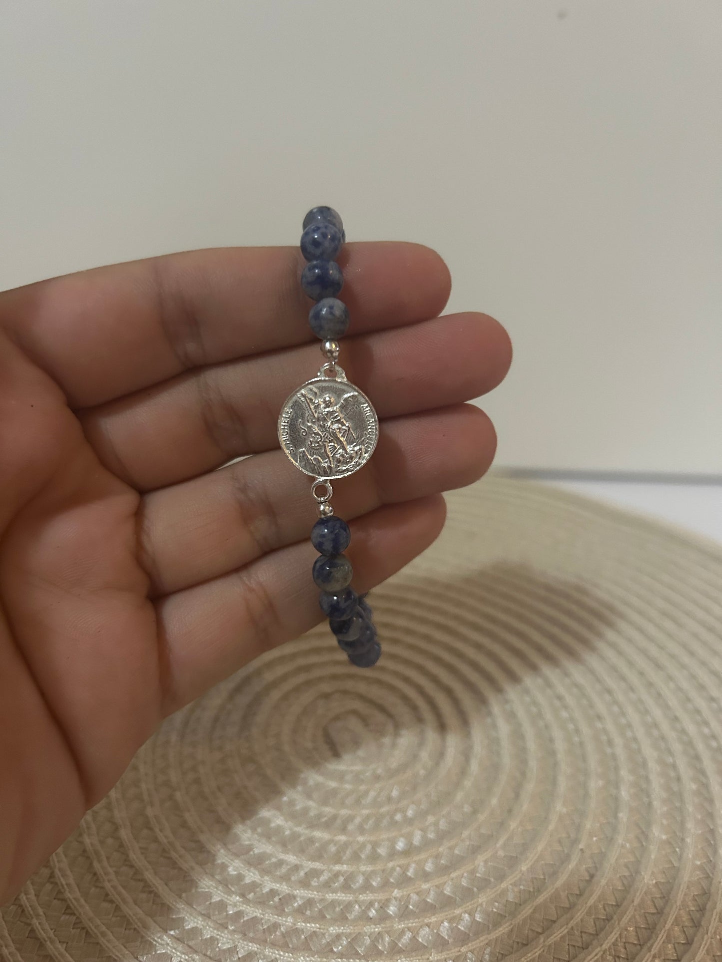Pulsera de plata San Miguel Arcángel y sodalita.