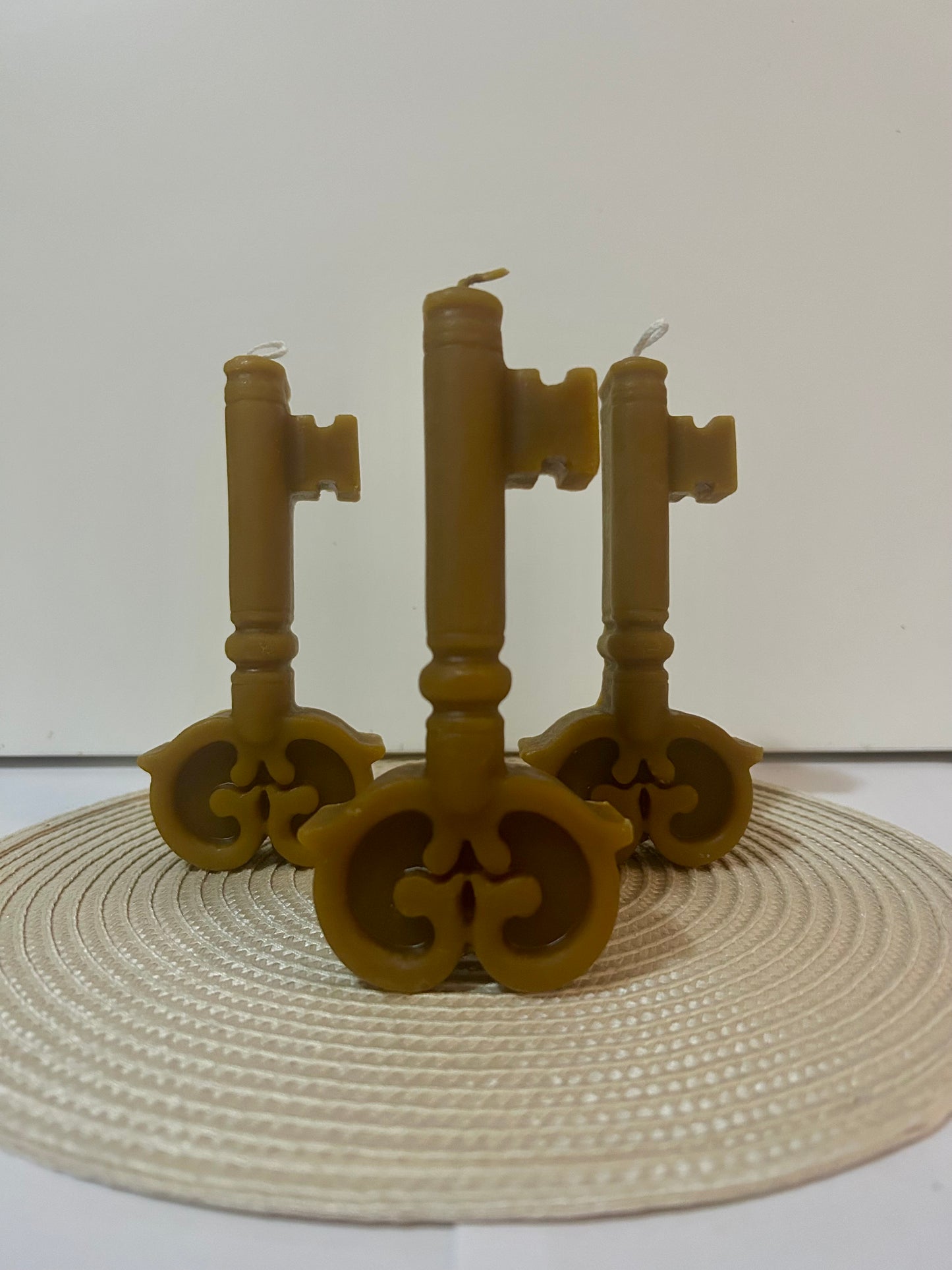 Vela de miel en forma de llave.