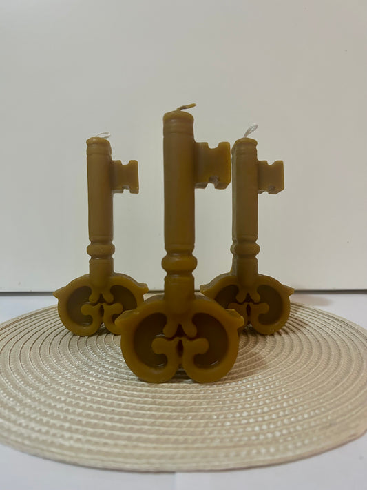 Vela de miel en forma de llave.