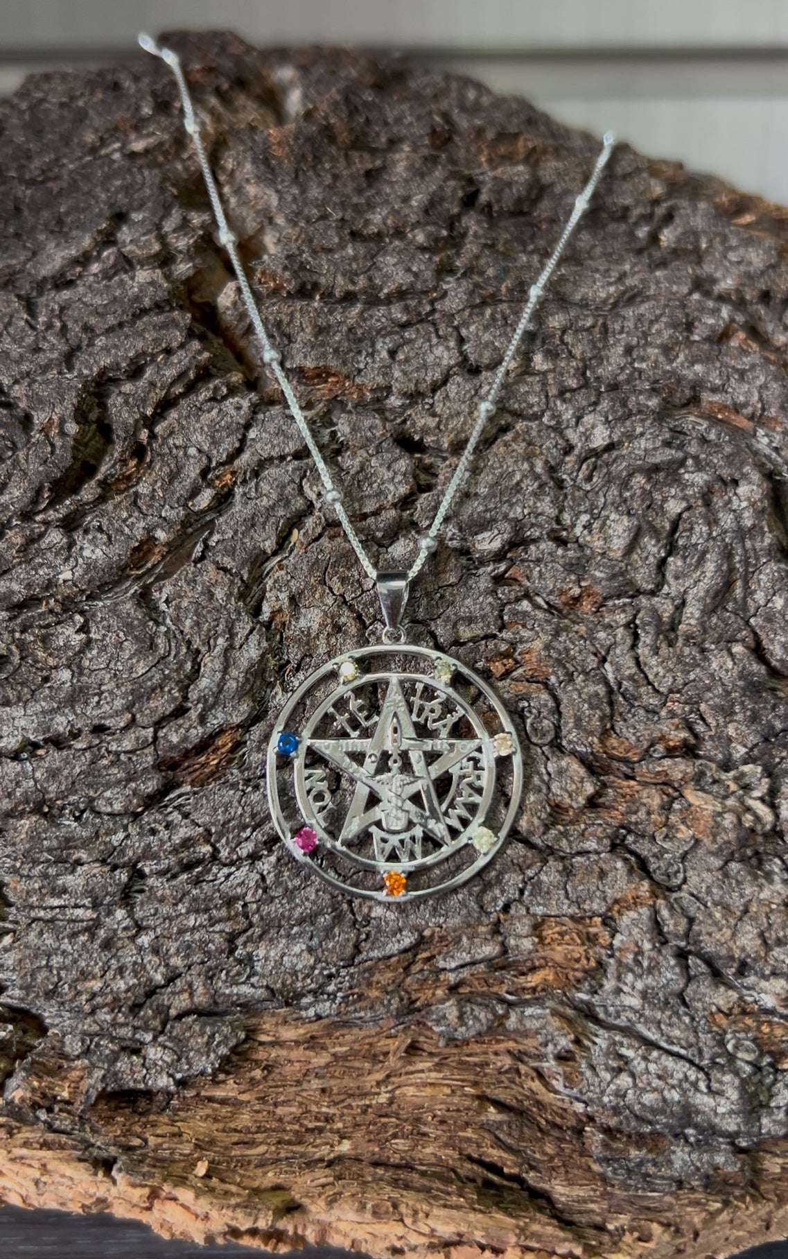 Tetragrámaton en plata de ley con circonitas.