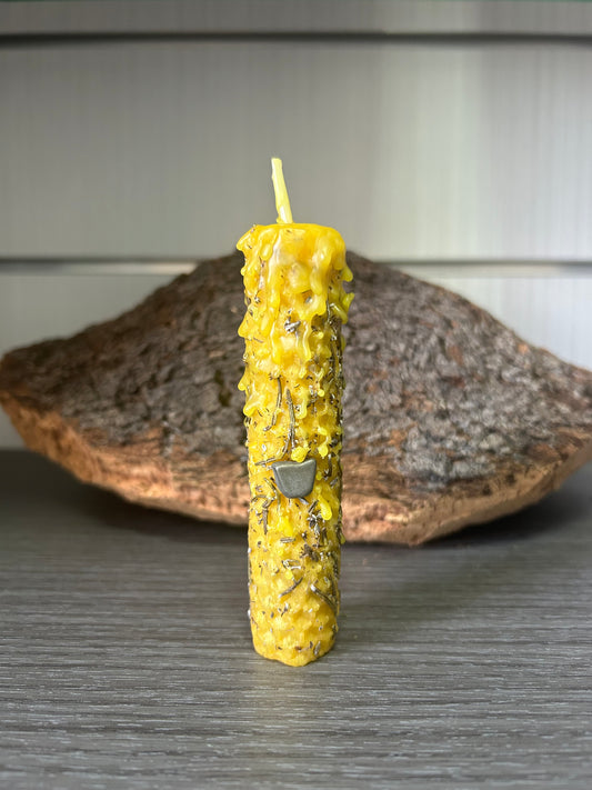 Vela de miel ritualizadas con plantas y minerales para la abundancia y la prosperidad.