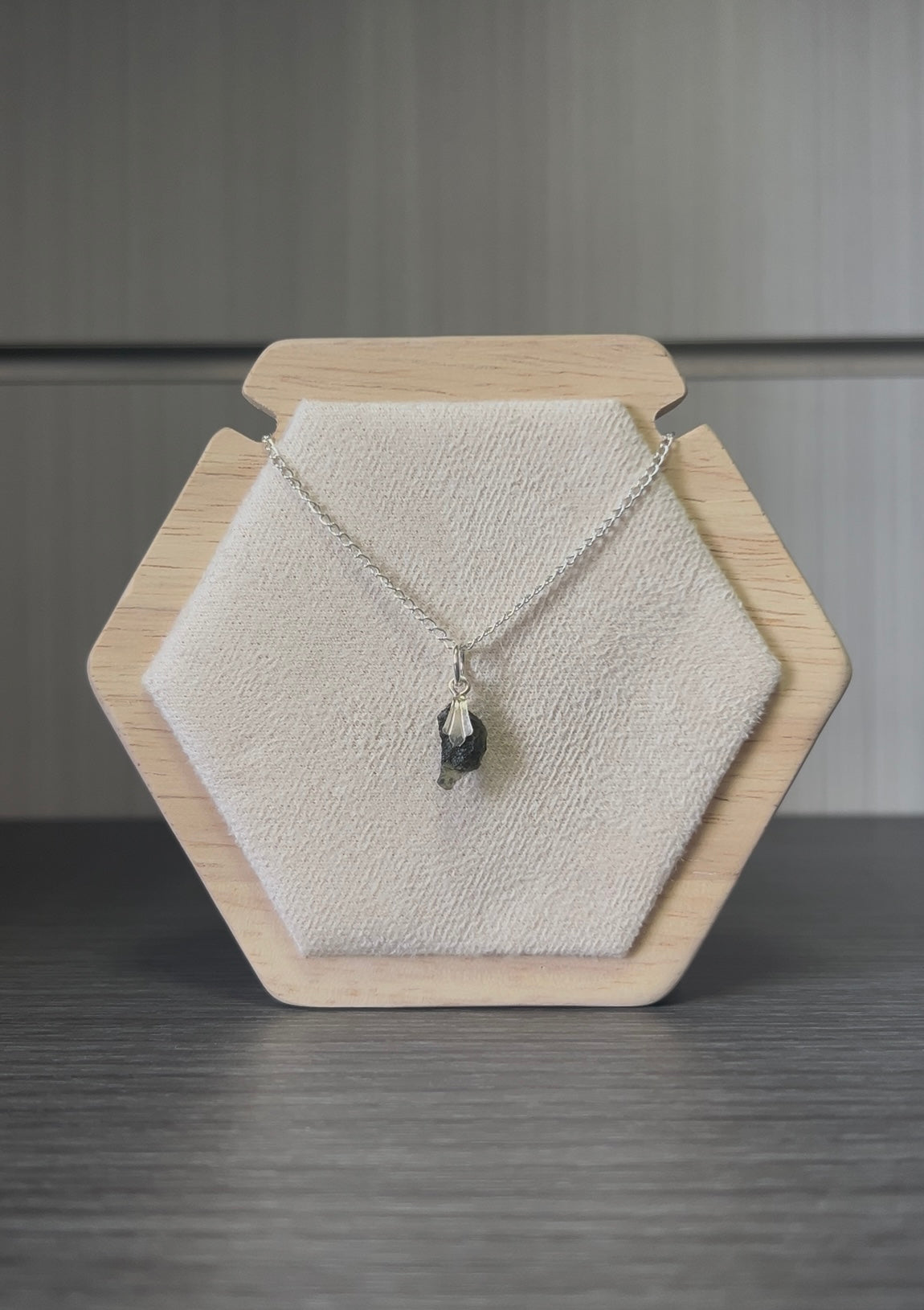 Moldavita engarzada en plata con cadena.