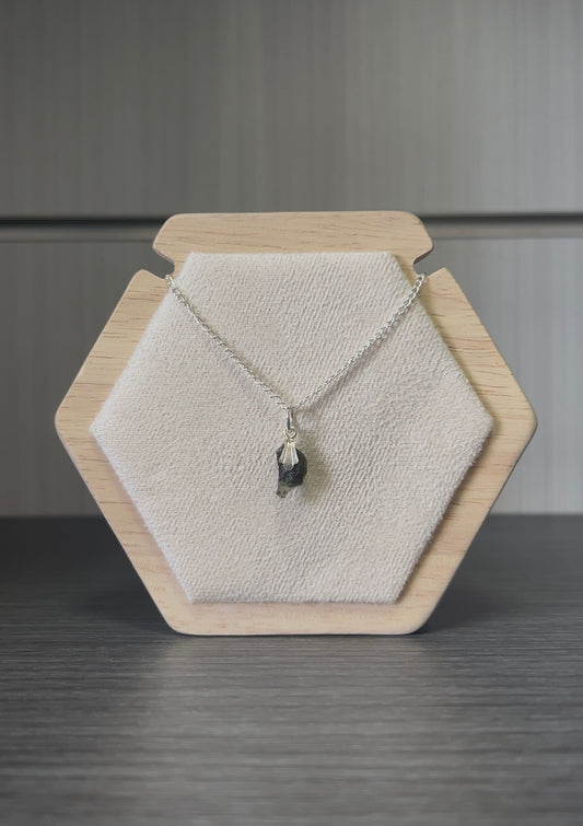 Moldavita engarzada en plata con cadena.