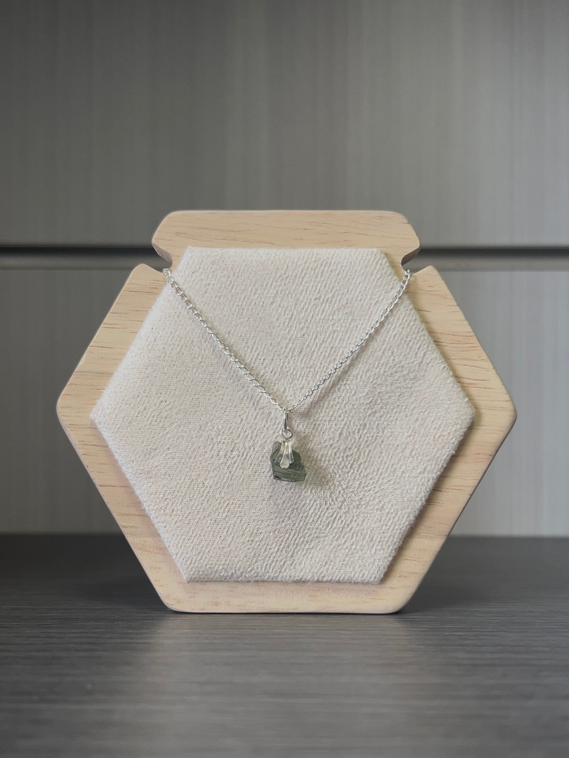 Moldavita engarzada en plata con cadena.