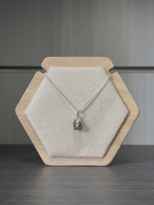 Moldavita engarzada en plata con cadena.