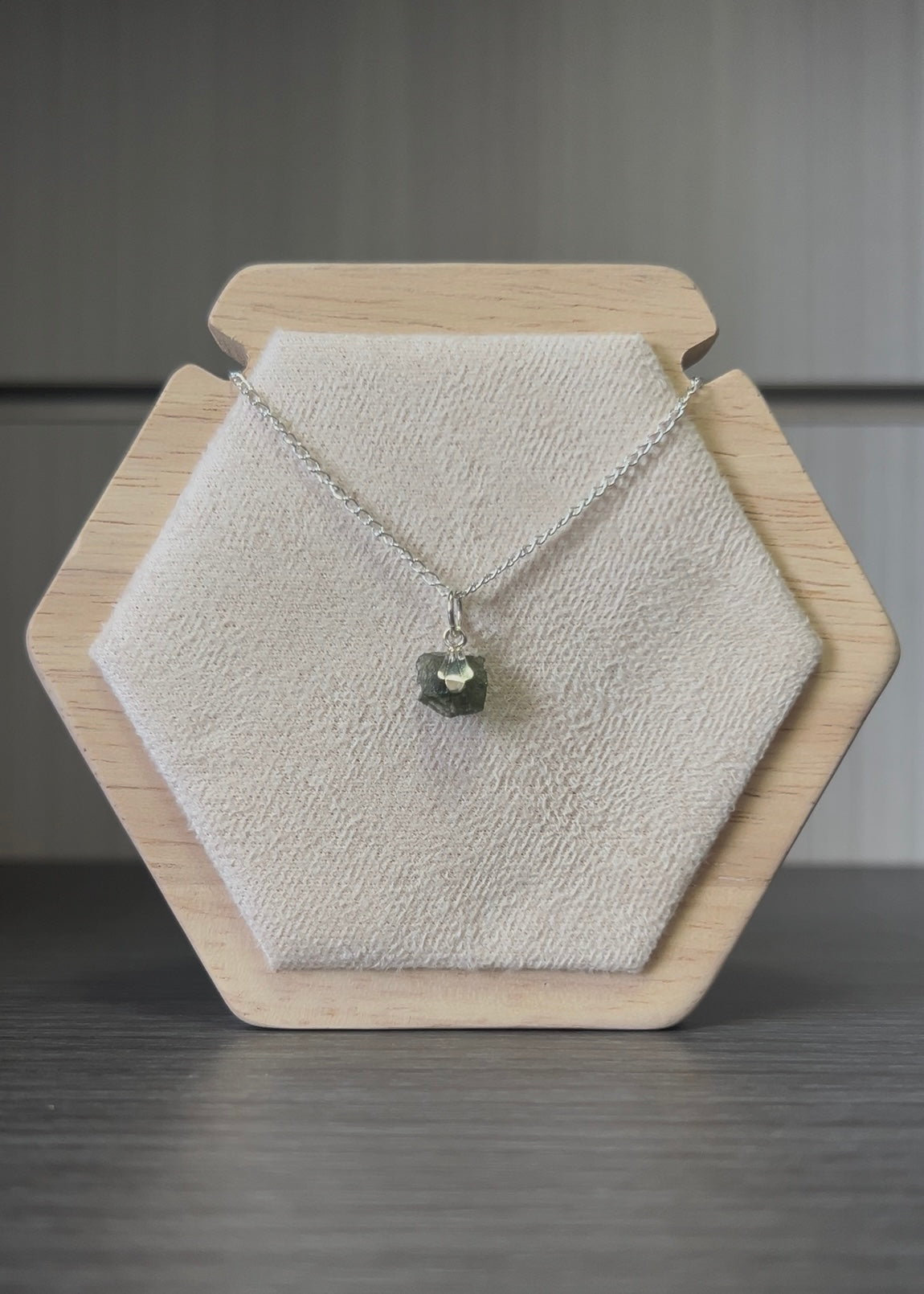 Moldavita engarzada con cadena.