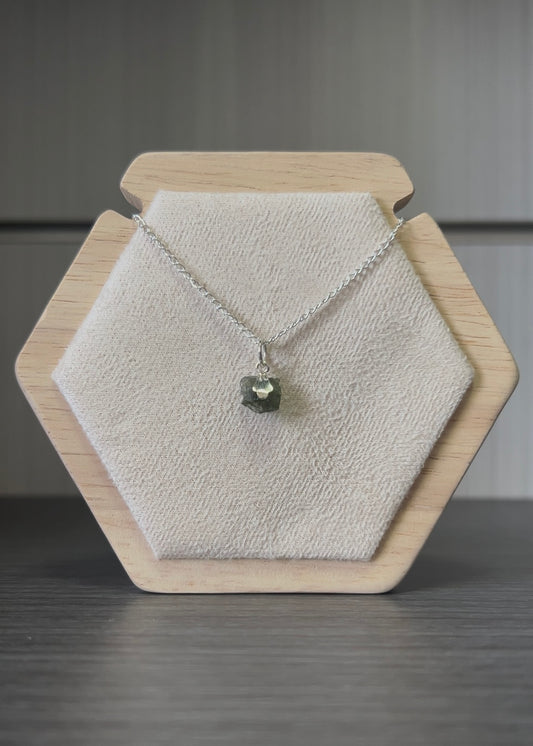 Moldavita engarzada con cadena.