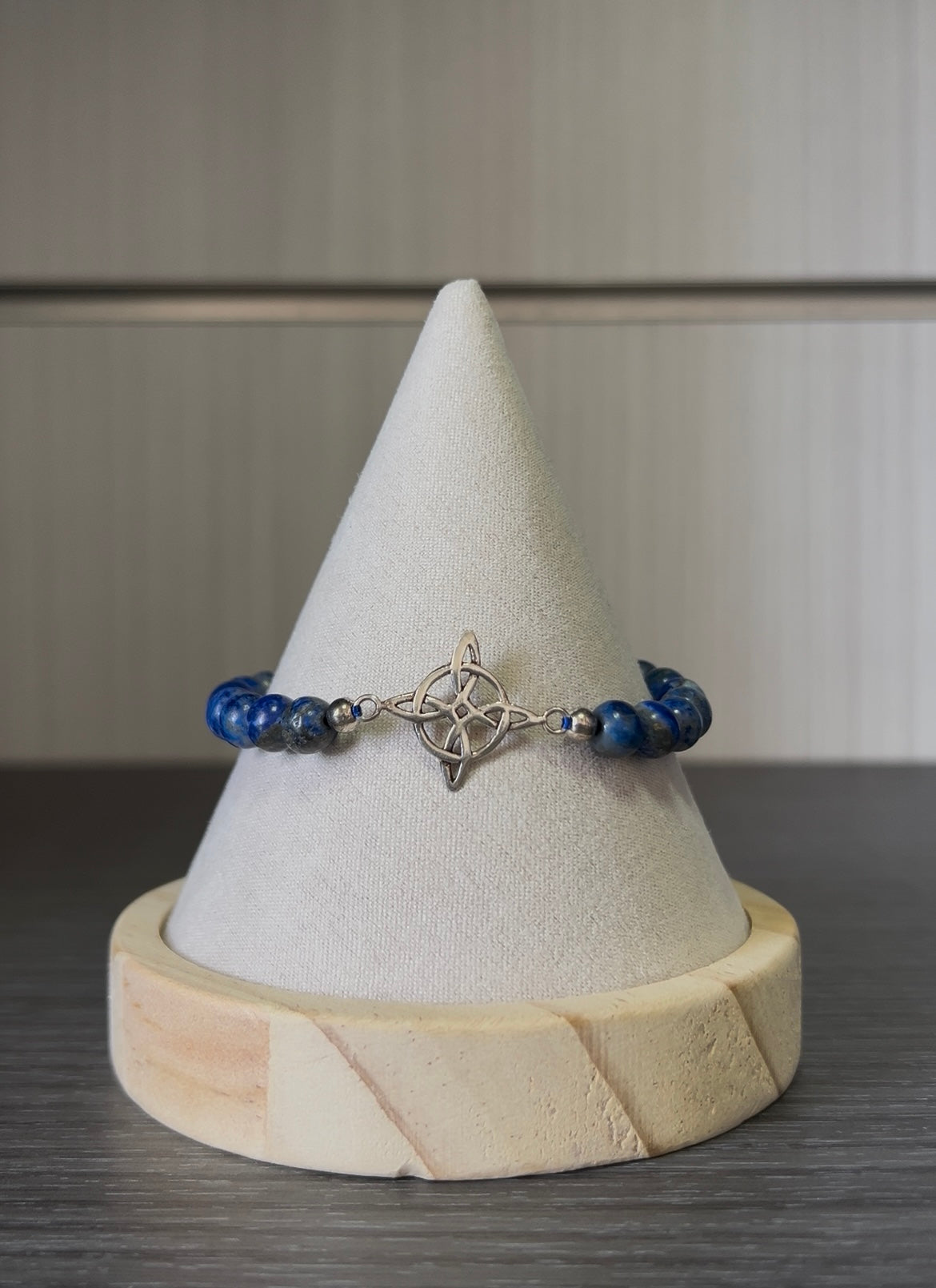Pulsera de nudo de bruja con lapislázuli.