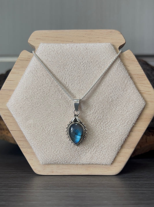 Colgante de labradorita engarzado en plata de ley.