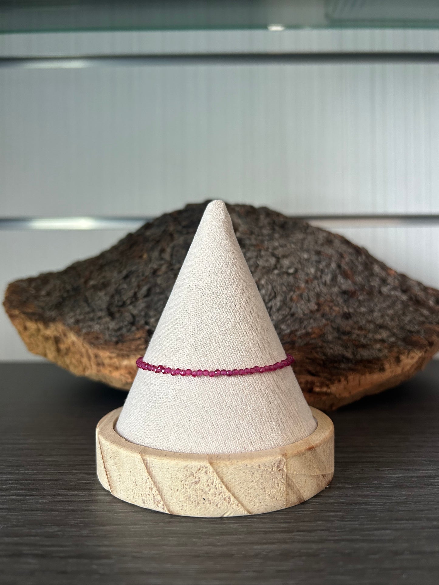 Pulsera de rubí facetado.