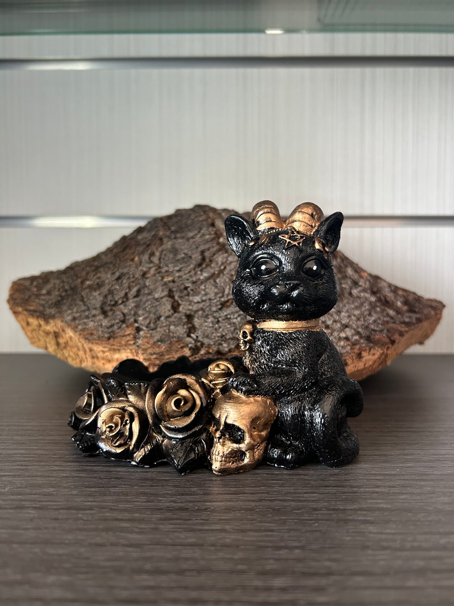 Gato negro soporte bola de cristal.