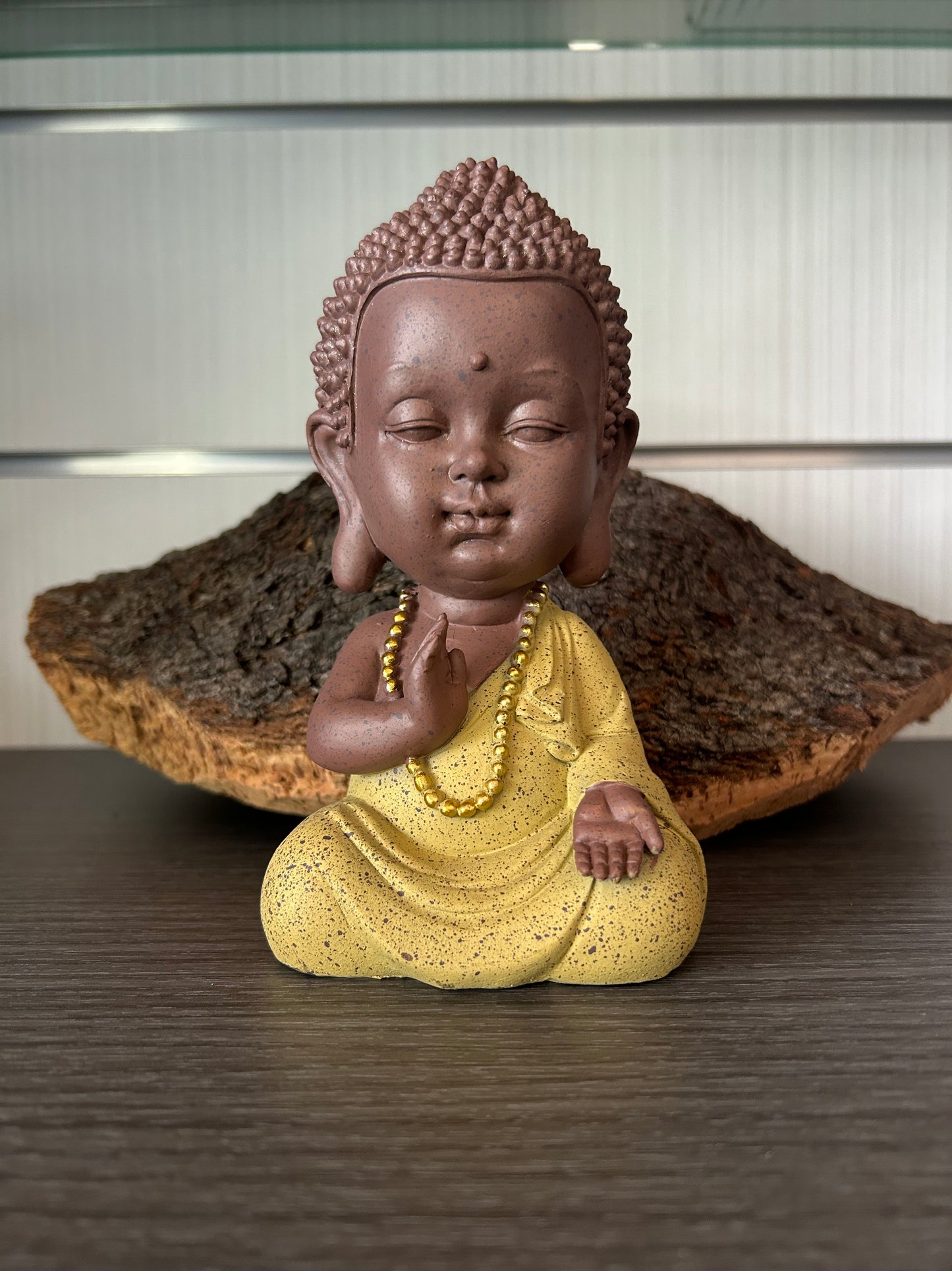 Figura buda niño meditando.