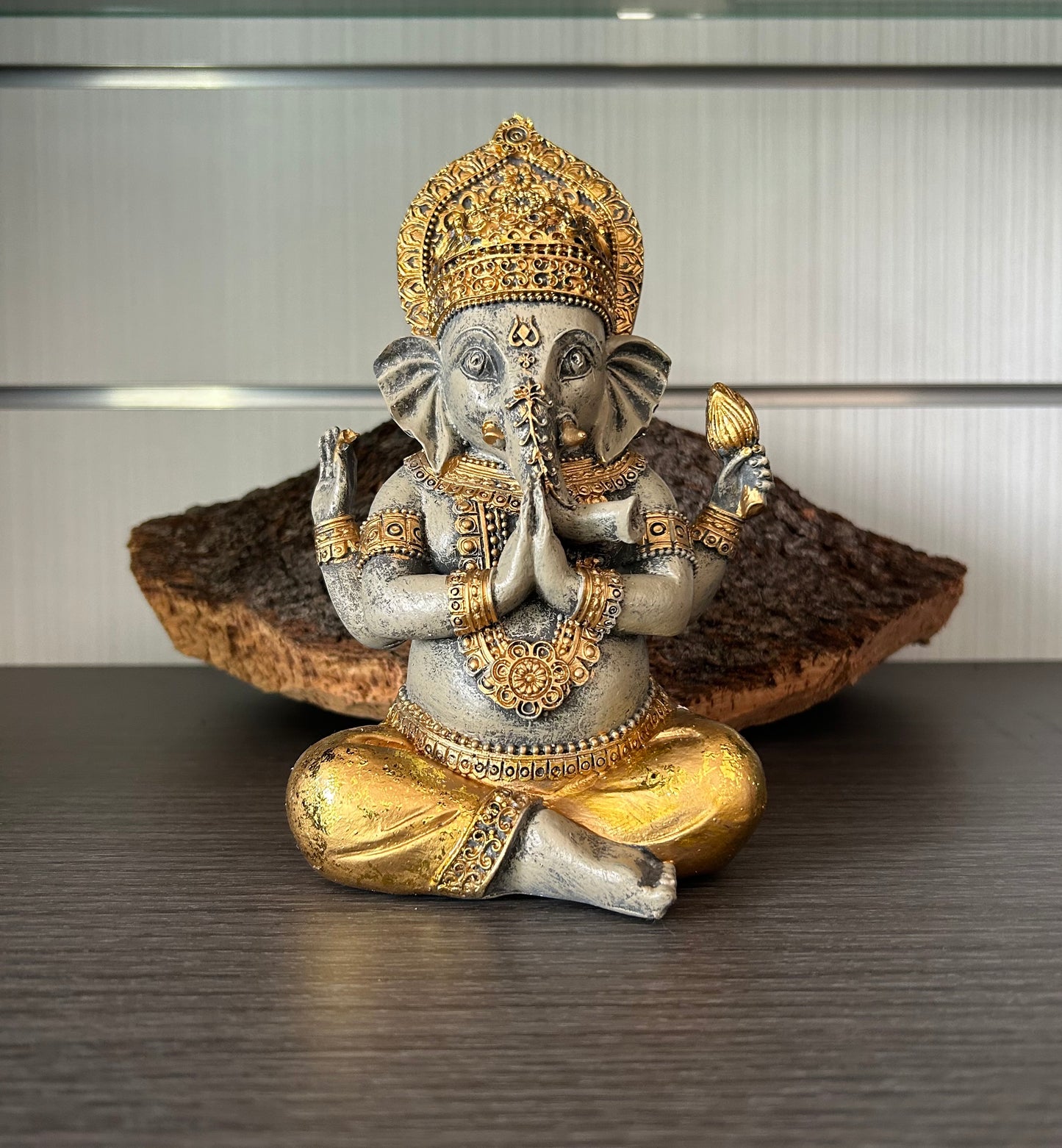 Figura Ganesha sentada rezando.